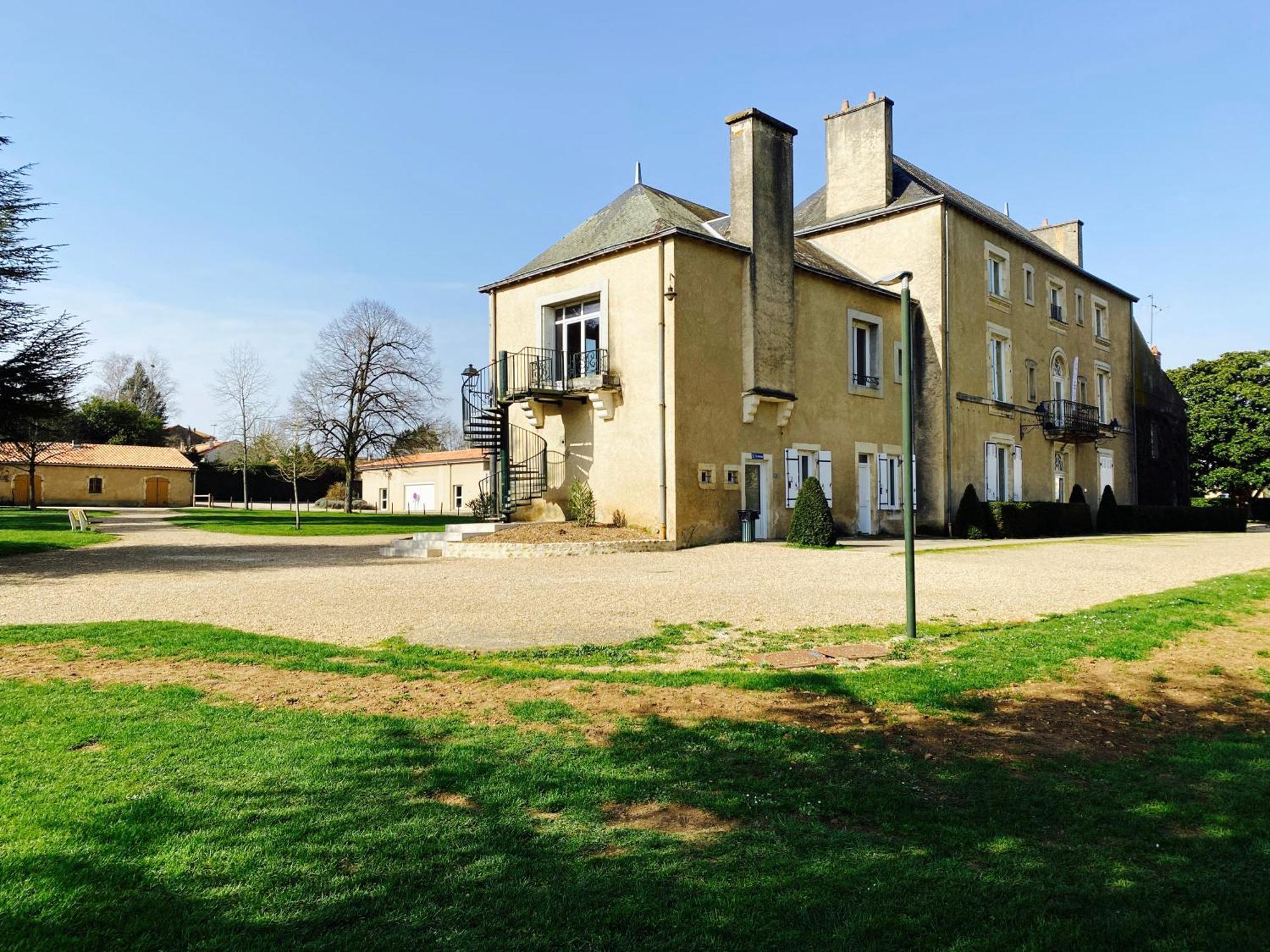 Logis Hotel Le Saint Georges Vivonne ภายนอก รูปภาพ