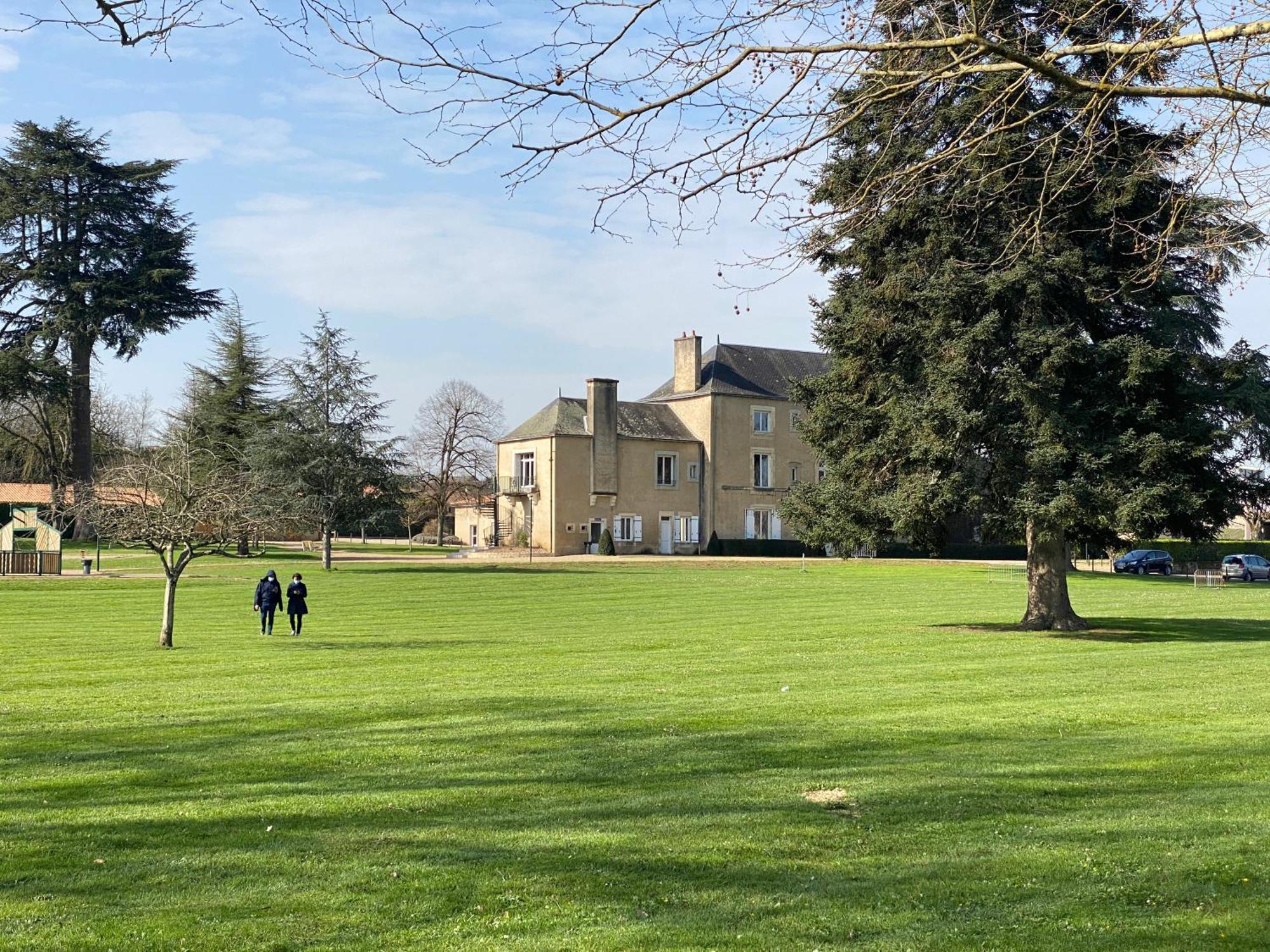 Logis Hotel Le Saint Georges Vivonne ภายนอก รูปภาพ