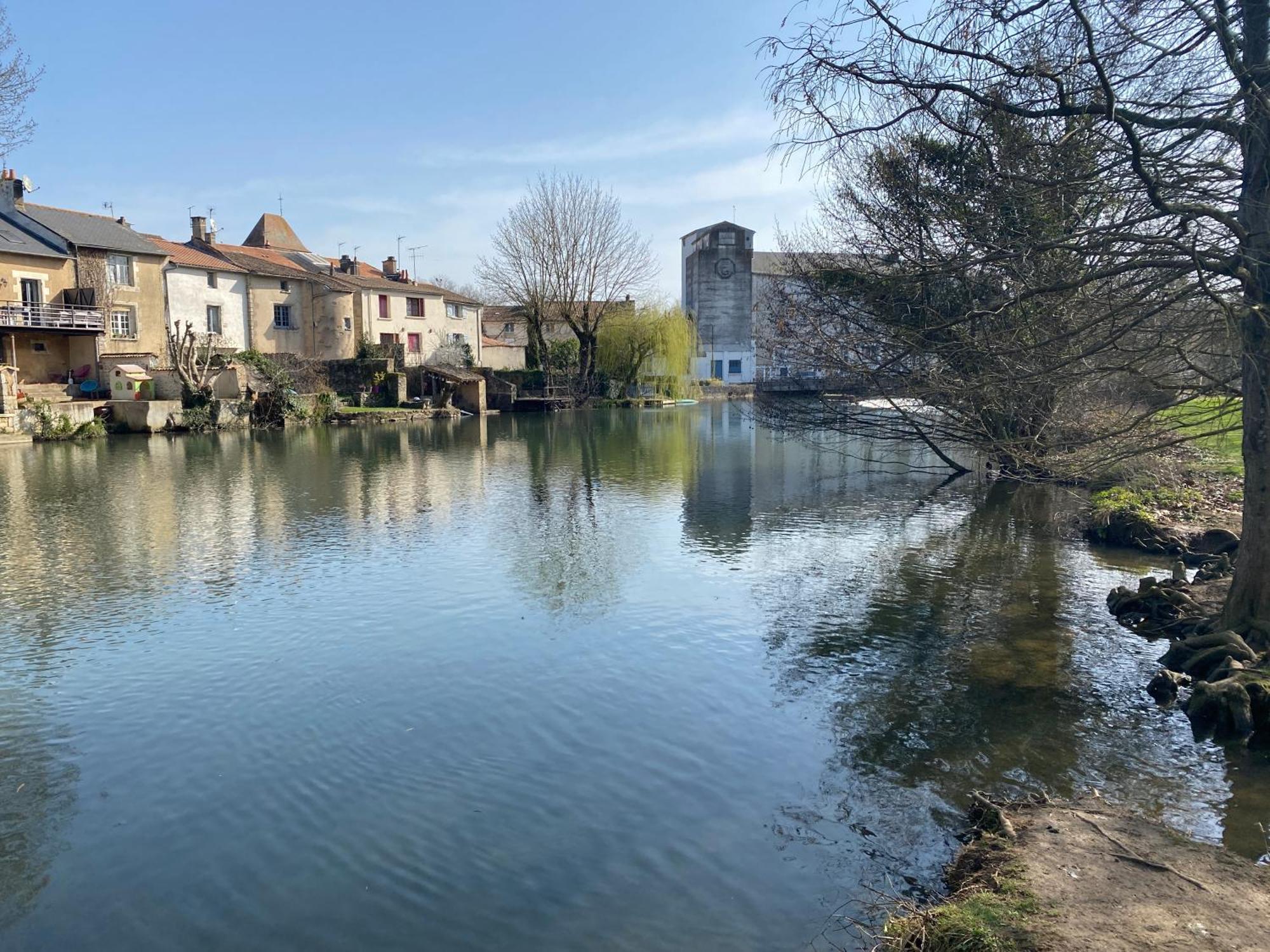 Logis Hotel Le Saint Georges Vivonne ภายนอก รูปภาพ