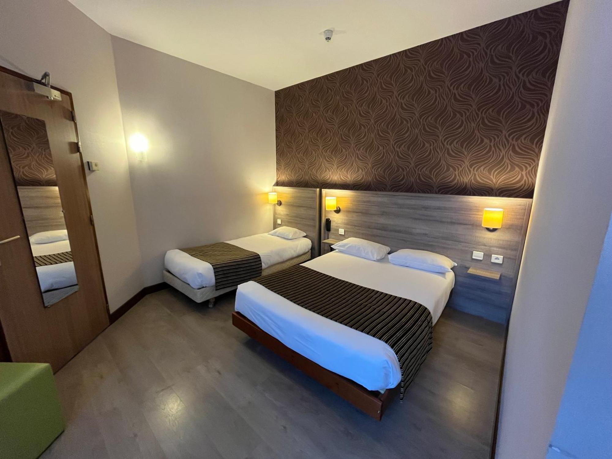 Logis Hotel Le Saint Georges Vivonne ภายนอก รูปภาพ