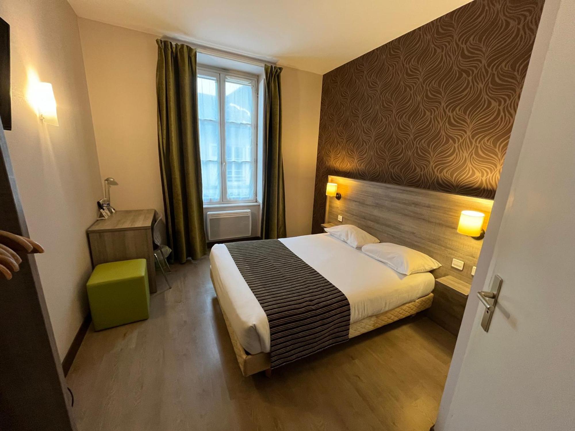 Logis Hotel Le Saint Georges Vivonne ภายนอก รูปภาพ