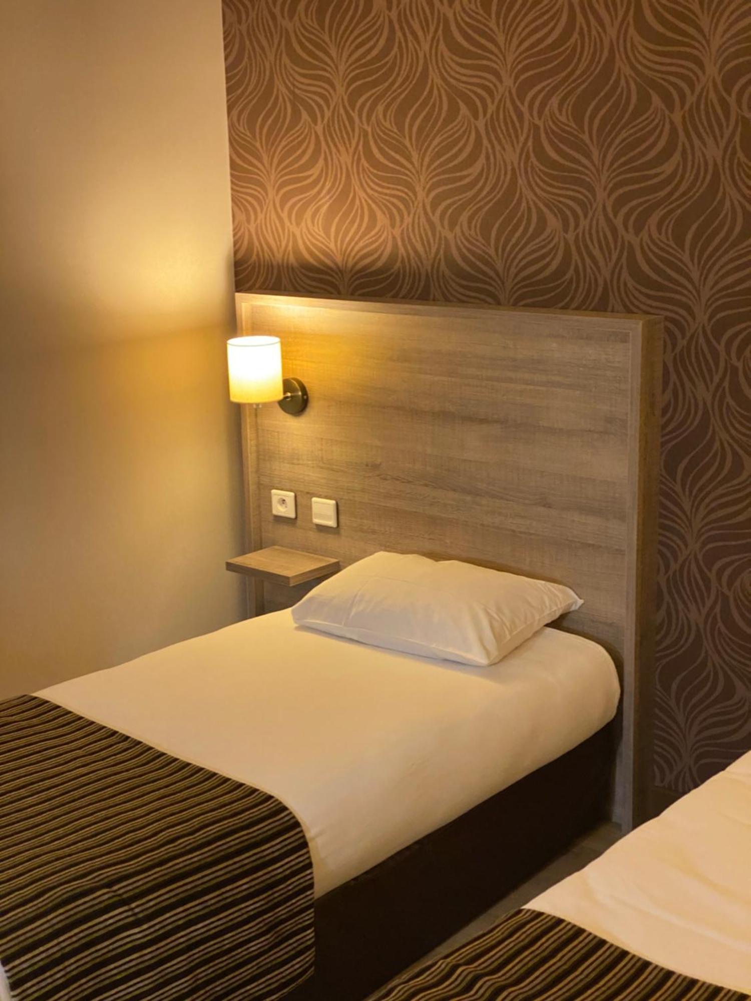 Logis Hotel Le Saint Georges Vivonne ภายนอก รูปภาพ