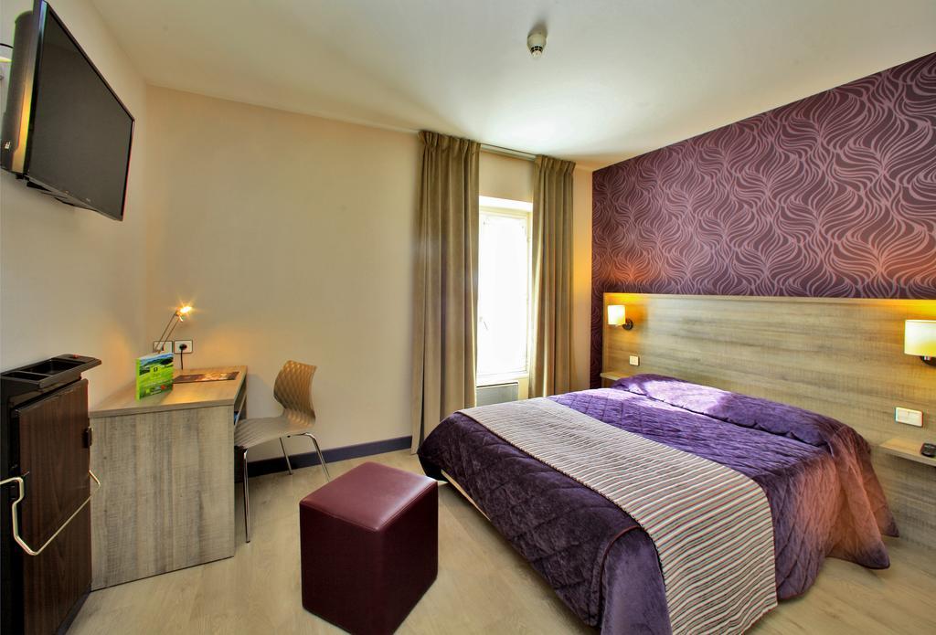Logis Hotel Le Saint Georges Vivonne ภายนอก รูปภาพ