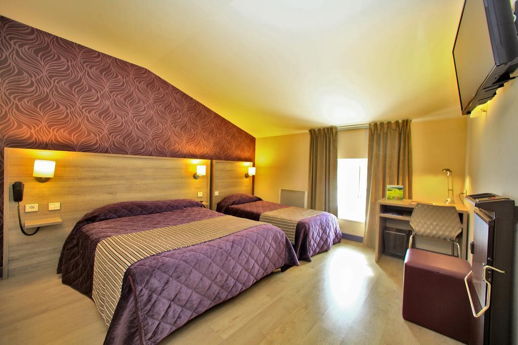 Logis Hotel Le Saint Georges Vivonne ภายนอก รูปภาพ